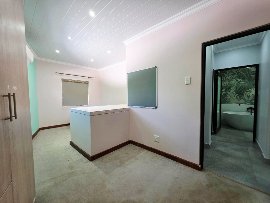 5 Bedroom Property for Sale in Langenhovenpark Free State